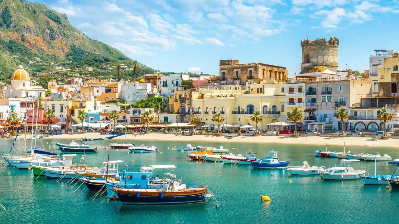Un incantevole scorcio di Ischia con bambini che sognano gite in barca. Case colorate, mare azzurro e un castello medievale.