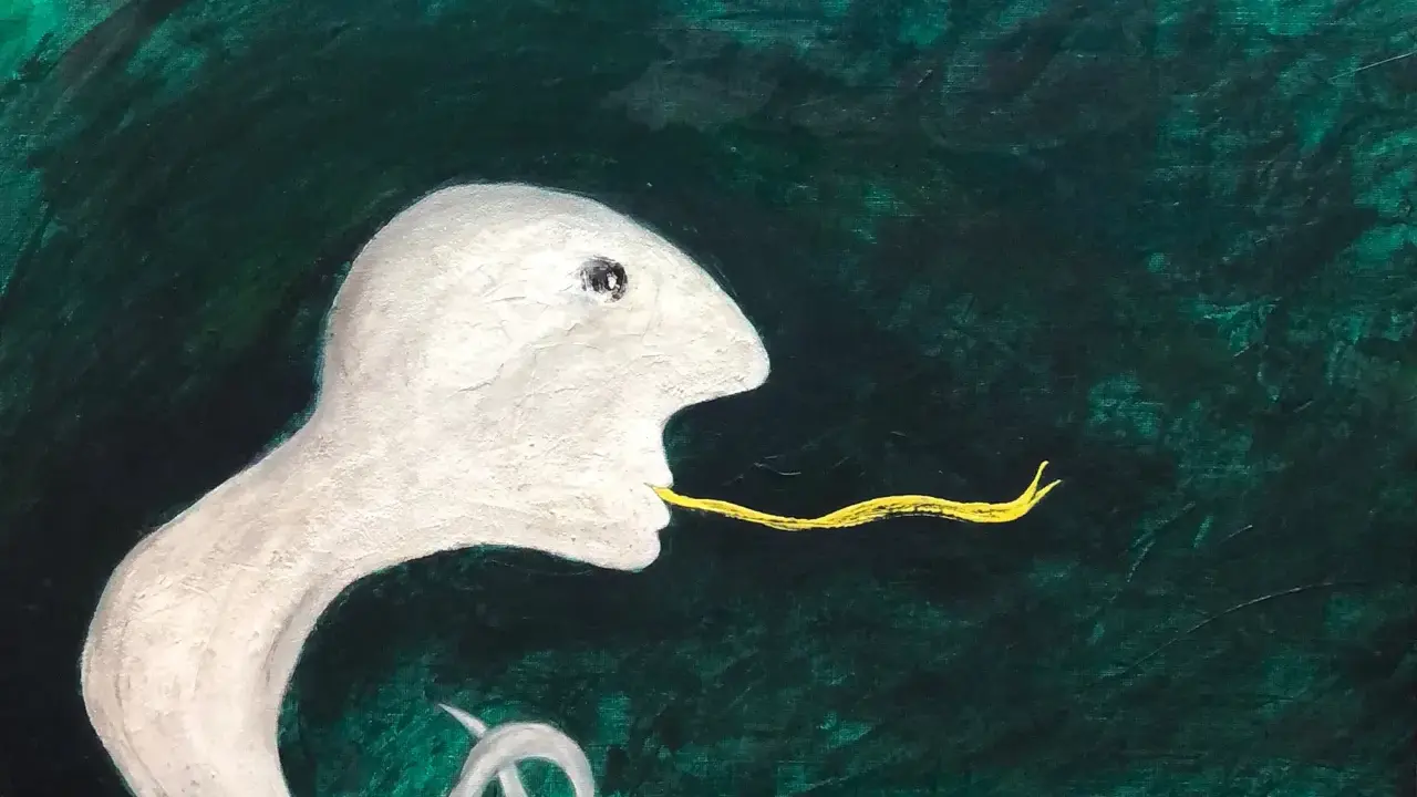 Creatura bianca con lingua gialla su sfondo verde scuro. Forse le stelle marine hanno il cervello, ma questa creatura sembra pensierosa.