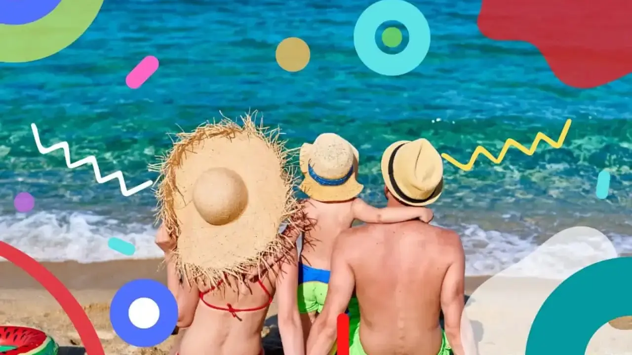 Famiglia in vacanza al mare, con cappelli di paglia, guarda il mare cristallino. Momenti felici di vacanze famiglia mare.