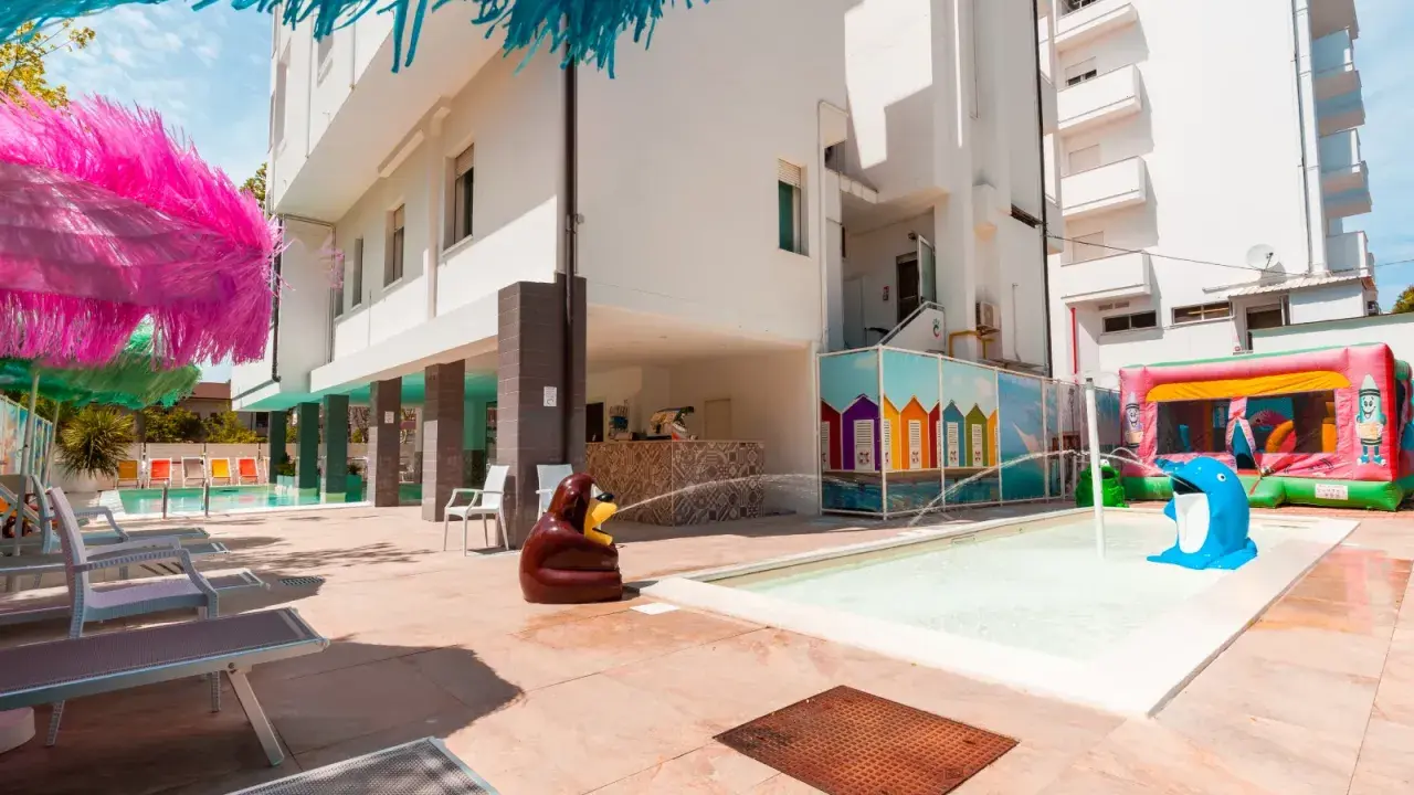 Un colorato family hotel metropolitano con piscina, gonfiabili e divertenti decorazioni per bambini.