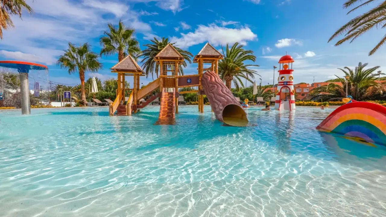 Piscina con scivoli e giochi d'acqua al **hotel Occidental Menorca**. Un paradiso per bambini sotto il sole di Minorca.