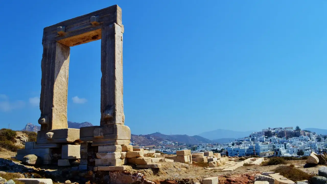 Antica porta a Naxos, con la città bianca sullo sfondo. Un luogo perfetto per esplorare con i bambini.