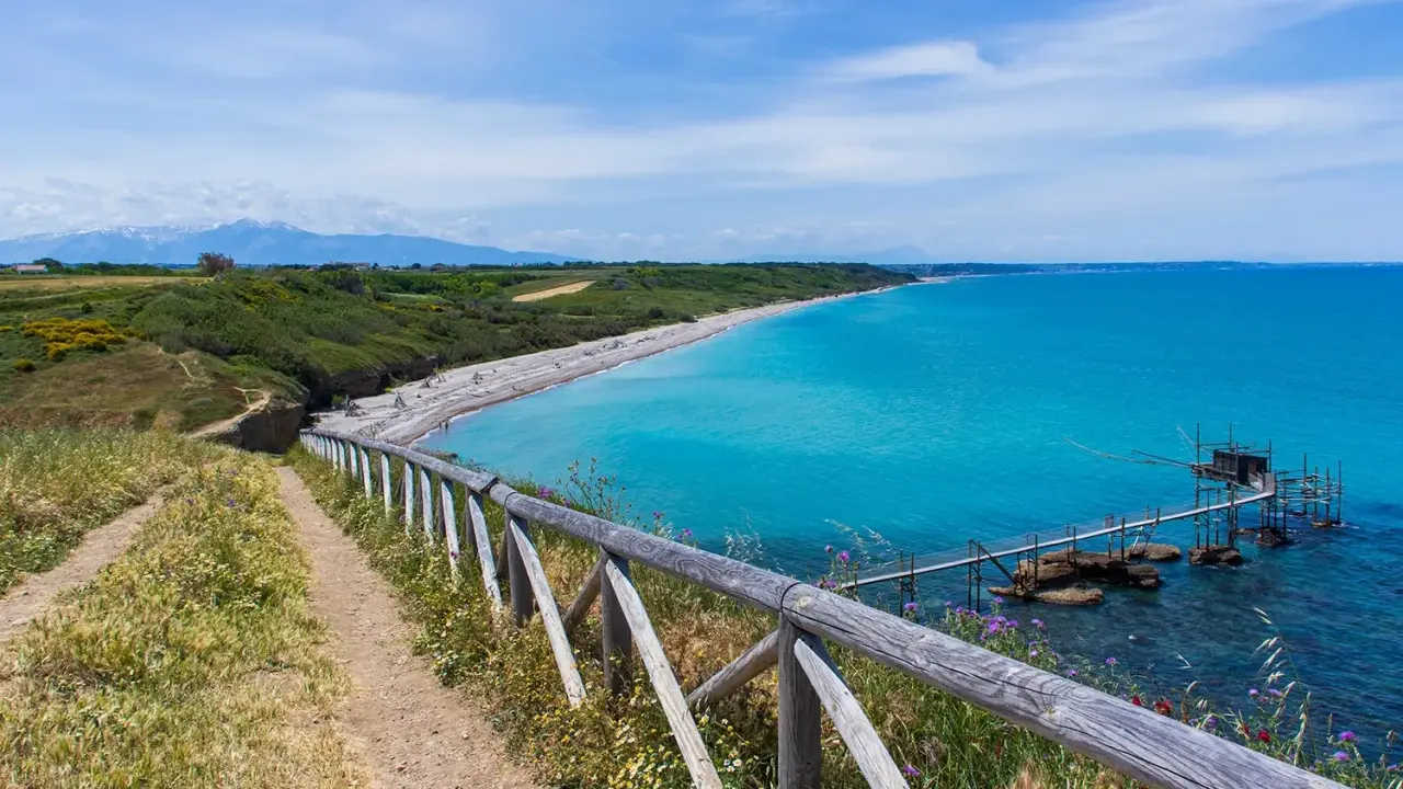 Sentiero panoramico sull'Adriatico, ideale per una vacanza in Abruzzo con bambini. Spiaggia di ciottoli, mare cristallino e un trabocco.