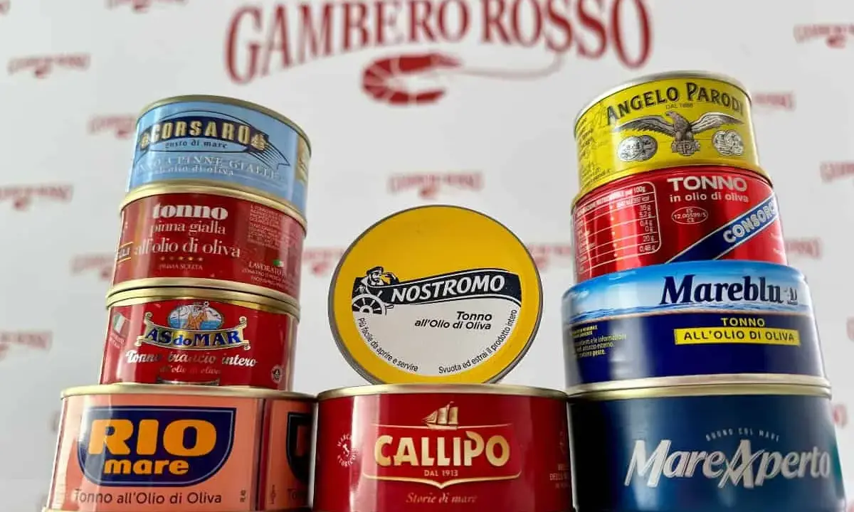 Varie scatolette di tonno in olio d'oliva, marchi come Rio Mare, Callipo, Mareblu, Nostromo, Angelo Parodi e altri, pronte per una gustosa insalata di tonno.