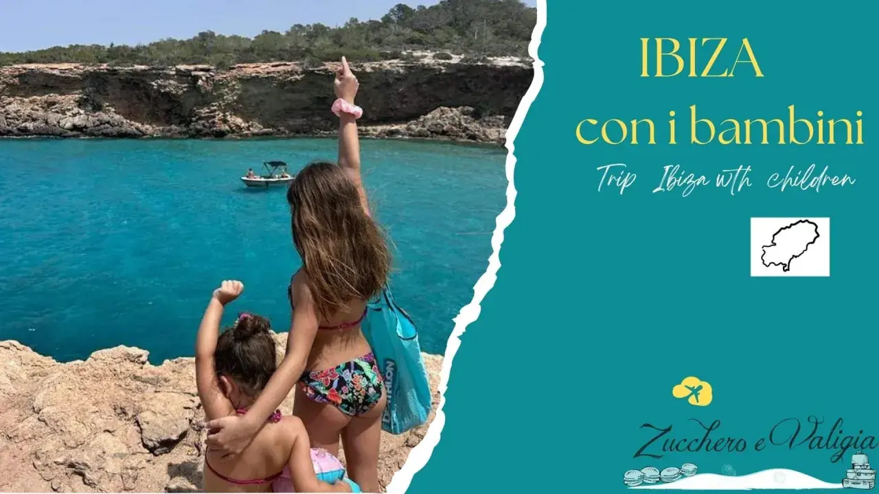 Due bambine ammirano il mare cristallino di Ibiza, un'isola perfetta per una vacanza con bambini.