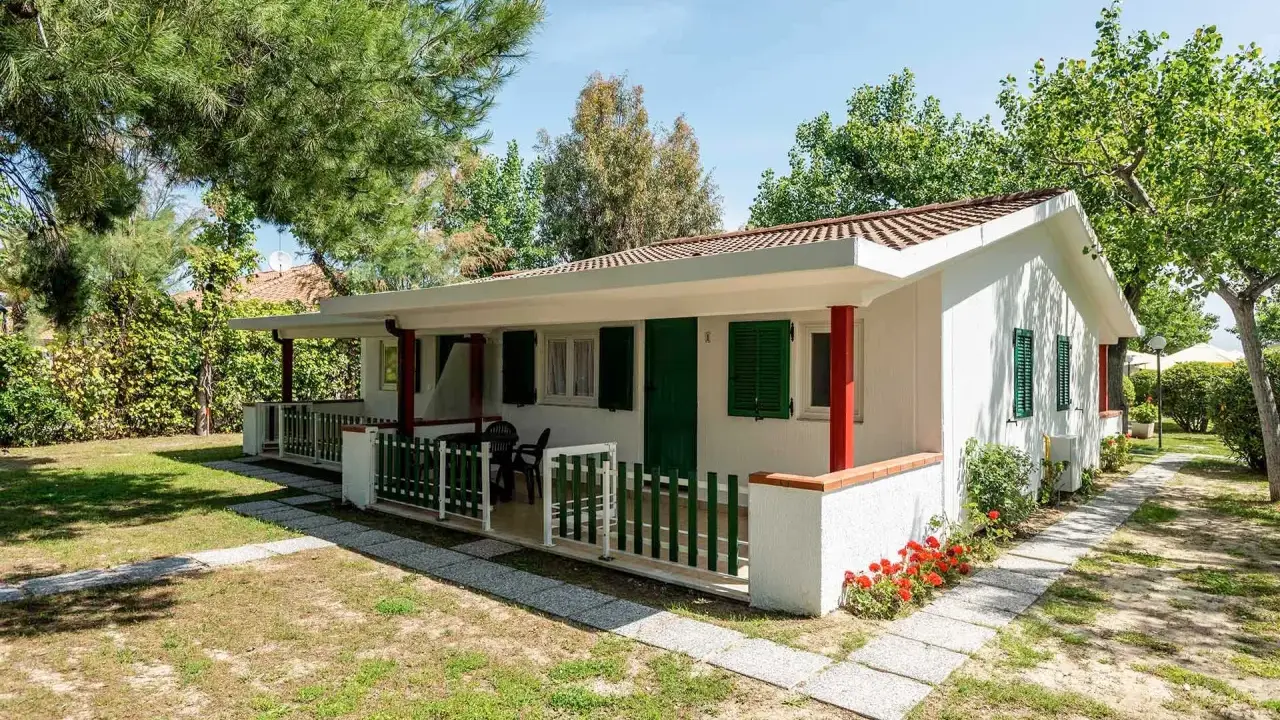 Bungalow in villaggi turistici Abruzzo per bambini, con veranda e giardino fiorito. Ideale per vacanze in famiglia.
