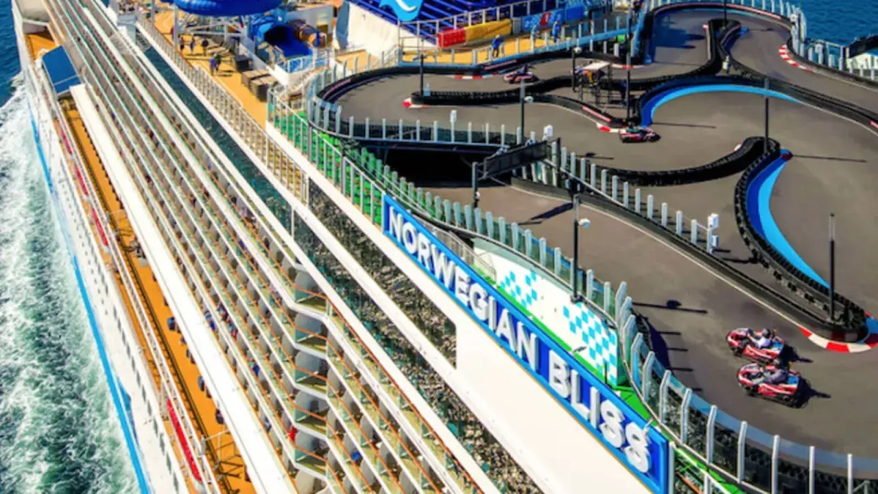 Nave da crociera con pista kart sul ponte superiore. Un'emozionante avventura in mare!