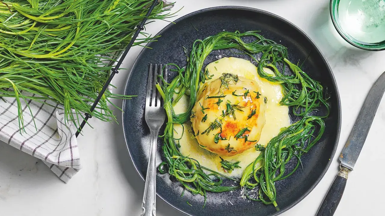 Piatto con patata ripiena, salsa cremosa e salicornia, un'idea per ricette senza glutine facili e gustose.