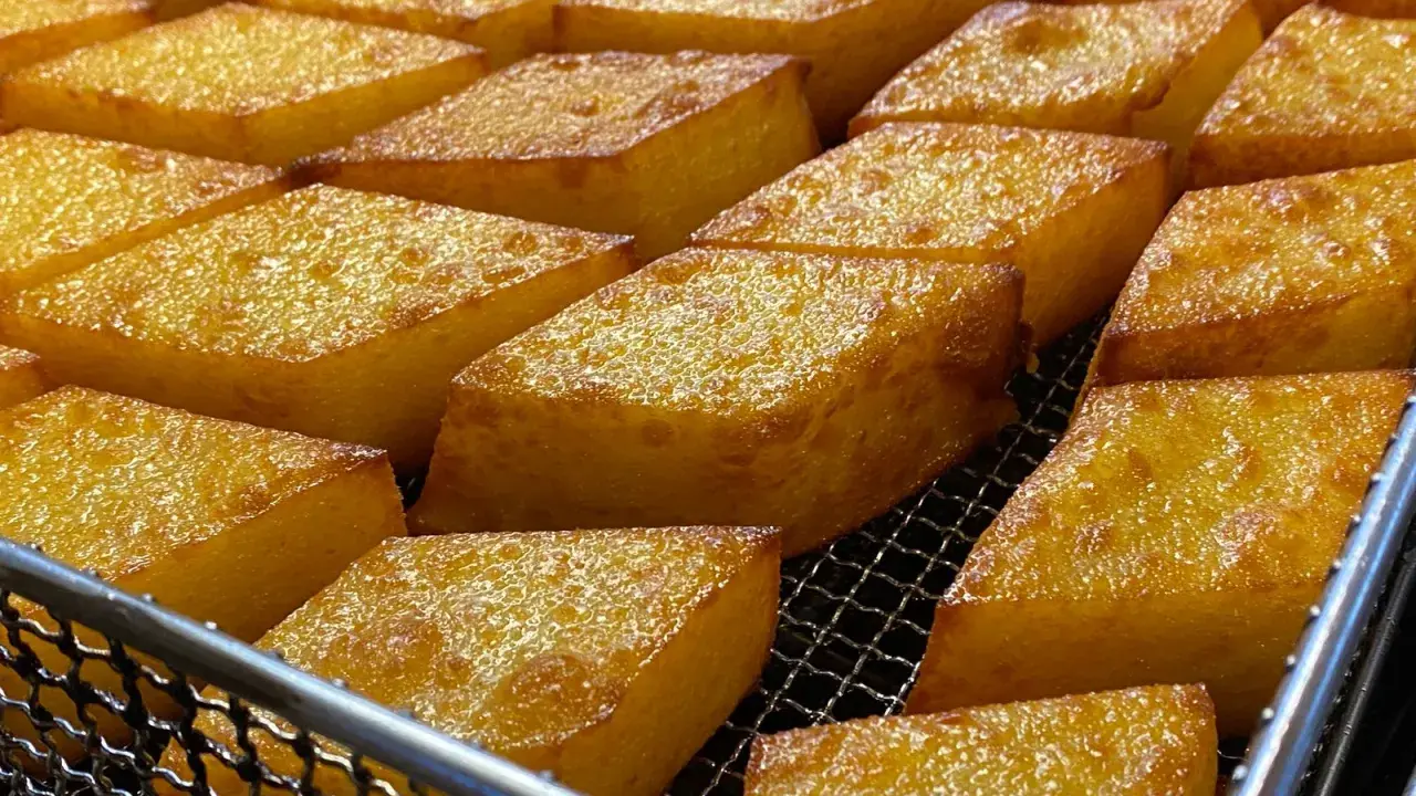 Fette dorate di crema fritta chioggia, croccanti fuori e morbide dentro, pronte per essere gustate.