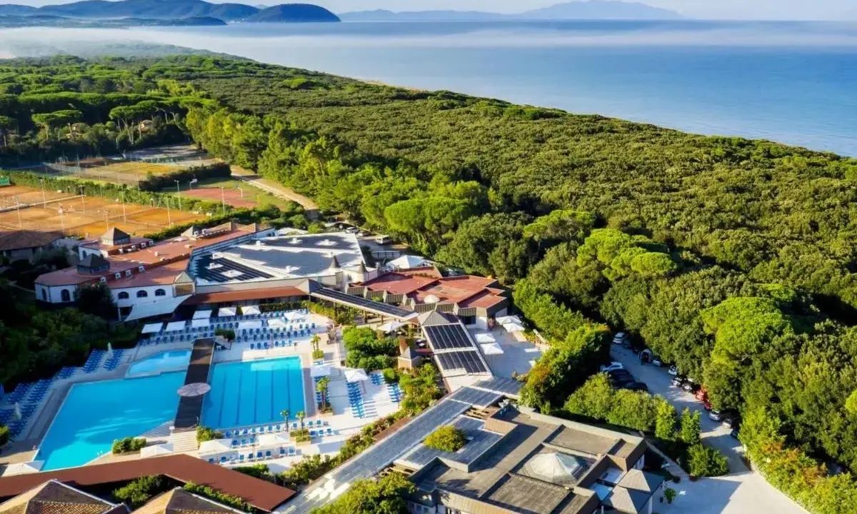 Un resort con piscine, campi da tennis e mare sullo sfondo: uno dei migliori villaggi turistici in Italia sul mare.