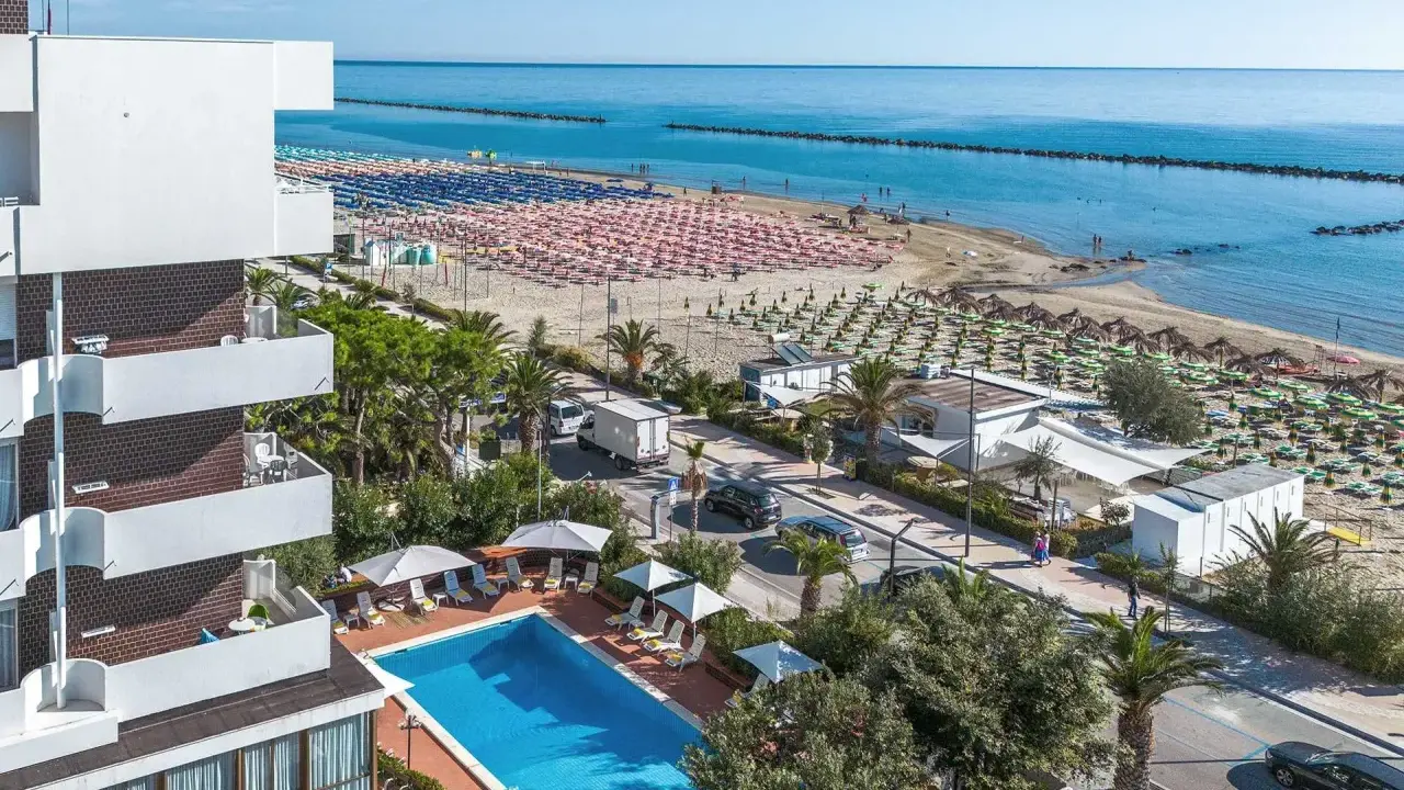 Vista aerea del **hotel Haway Abruzzo** con piscina, spiaggia attrezzata e mare azzurro.