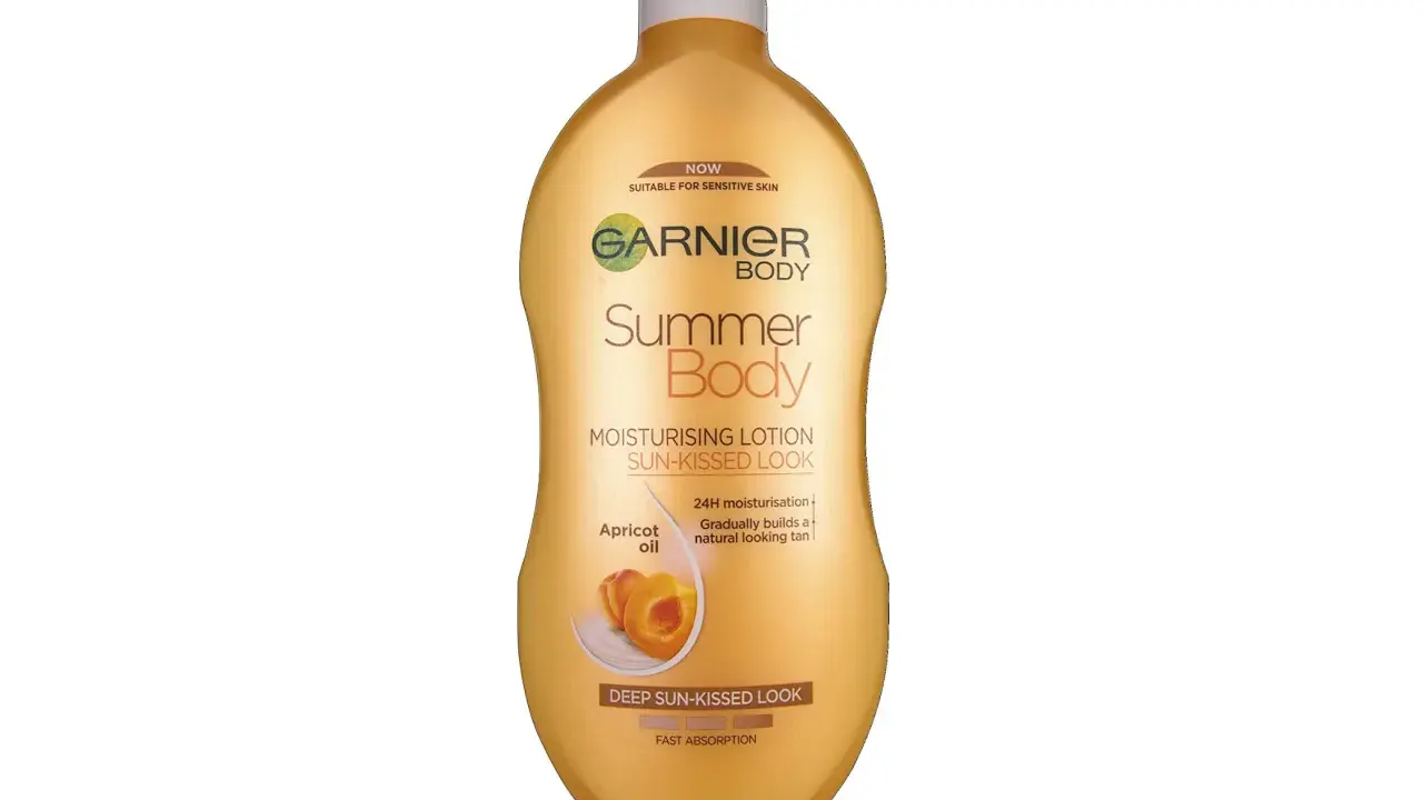 Lozione Garnier Summer Body per diversi tipi di abbronzatura, con olio di albicocca per un look baciato dal sole.