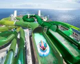Divertente crociera per bambini con scivoli acquatici verdi che si snodano sul ponte di una nave da crociera, con il mare blu sullo sfondo.