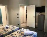 Camere con letti gemelli, biancheria a tema marino, bagno con doccia e TV. Un vero eden capo vaticano.
