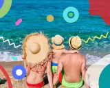 Famiglia in vacanza al mare, con cappelli di paglia, guarda il mare cristallino. Momenti felici di vacanze famiglia mare.