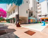 Un colorato family hotel metropolitano con piscina, gonfiabili e divertenti decorazioni per bambini.