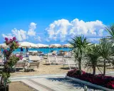 Spiaggia attrezzata con lettini e ombrelloni, palme e fiori colorati. Un'oasi di relax al Valentini Family Village, dove l'Hotel Rosalba vi aspetta.