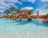Piscina con scivoli e giochi d'acqua al **hotel Occidental Menorca**. Un paradiso per bambini sotto il sole di Minorca.