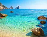 Acque cristalline e Faraglioni iconici: un sogno di mare in Campania.