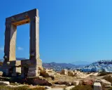 Antica porta a Naxos, con la città bianca sullo sfondo. Un luogo perfetto per esplorare con i bambini.