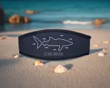 Fascia blu con disegno di squalo e pesci, "Oceanic Whispers". Potrebbe essere un repellente per squali per un'esperienza marina serena.