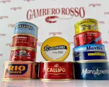 Varie scatolette di tonno in olio d'oliva, marchi come Rio Mare, Callipo, Mareblu, Nostromo, Angelo Parodi e altri, pronte per una gustosa insalata di tonno.