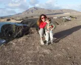 Mamma e bambino felici a Lanzarote con bambini, con vista sulle scogliere e montagne vulcaniche.