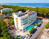 Hotel Primula Azzurra, con piscina, area giochi e vista mare, immerso nel verde di una pineta.