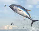 Un tonno balza fuori dall'acqua, circondato da spruzzi, con due pesci volanti che gli volano accanto. La pesca tonno è un'attività emozionante.