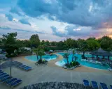 Villaggio vacanze con piscine azzurre, palme e lettini prendisole. Un angolo di paradiso, un vero tahiti camping village.
