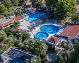 Viste panoramiche del Sea Garden Club Vieste: piscine, ombrelloni blu e vegetazione rigogliosa.