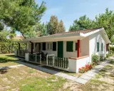 Bungalow in villaggi turistici Abruzzo per bambini, con veranda e giardino fiorito. Ideale per vacanze in famiglia.