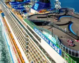 Nave da crociera con pista kart sul ponte superiore. Un'emozionante avventura in mare!