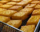 Fette dorate di crema fritta chioggia, croccanti fuori e morbide dentro, pronte per essere gustate.