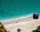 Spiaggia dorata e mare turchese in Liguria. Un pescatore solitario ammira la bellezza del **liguria mare**.