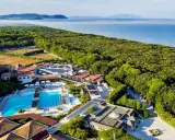 Un resort con piscine, campi da tennis e mare sullo sfondo: uno dei migliori villaggi turistici in Italia sul mare.