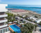 Vista aerea del **hotel Haway Abruzzo** con piscina, spiaggia attrezzata e mare azzurro.