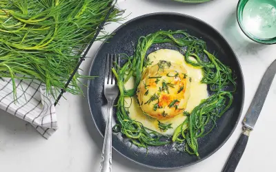 Piatto con patata ripiena, salsa cremosa e salicornia, un'idea per ricette senza glutine facili e gustose.