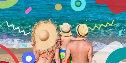 Famiglia in vacanza al mare, con cappelli di paglia, guarda il mare cristallino. Momenti felici di vacanze famiglia mare.