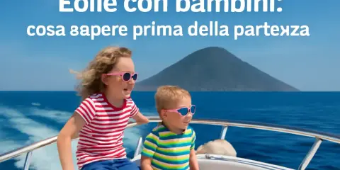 Bambini felici in barca alle Isole Eolie, con un vulcano sullo sfondo. Perfetto per una vacanza in famiglia!