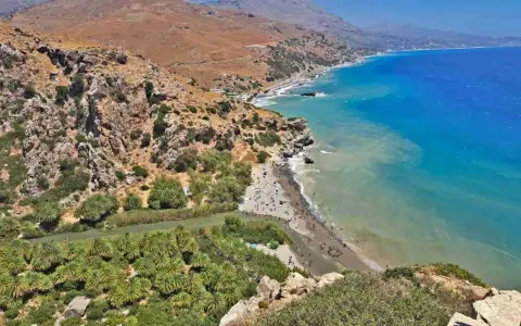 Spiaggia con palme e fiume in Grecia, ideale per una vacanza in famiglia in un grecia family hotel.