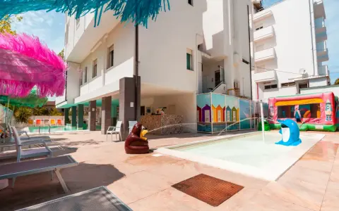 Un colorato family hotel metropolitano con piscina, gonfiabili e divertenti decorazioni per bambini.