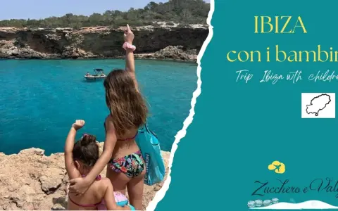 Due bambine ammirano il mare cristallino di Ibiza, un'isola perfetta per una vacanza con bambini.