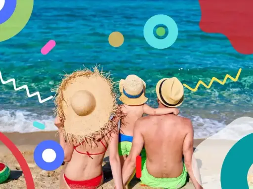 Famiglia in vacanza al mare, con cappelli di paglia, guarda il mare cristallino. Momenti felici di vacanze famiglia mare.
