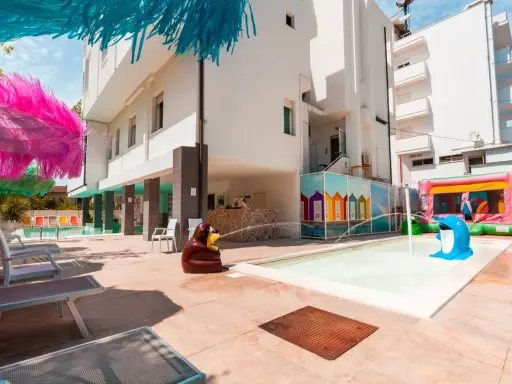 Un colorato family hotel metropolitano con piscina, gonfiabili e divertenti decorazioni per bambini.