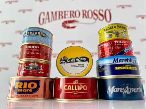Varie scatolette di tonno in olio d'oliva, marchi come Rio Mare, Callipo, Mareblu, Nostromo, Angelo Parodi e altri, pronte per una gustosa insalata di tonno.