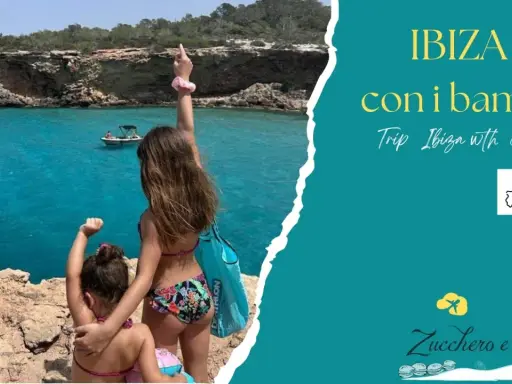 Due bambine ammirano il mare cristallino di Ibiza, un'isola perfetta per una vacanza con bambini.