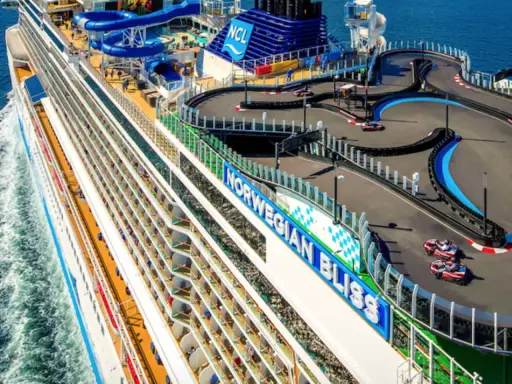 Nave da crociera con pista kart sul ponte superiore. Un'emozionante avventura in mare!