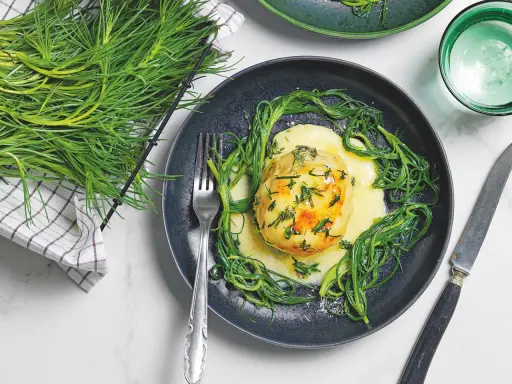 Piatto con patata ripiena, salsa cremosa e salicornia, un'idea per ricette senza glutine facili e gustose.