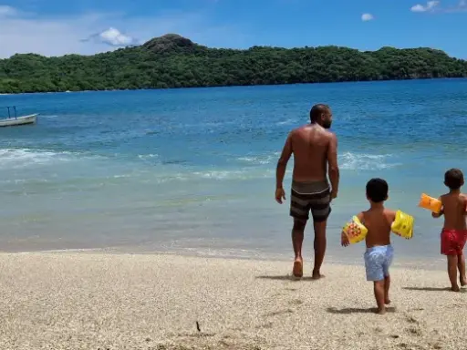 Un padre cammina sulla spiaggia con i suoi due figli, pronti per un'avventura in Costa Rica con bambini.